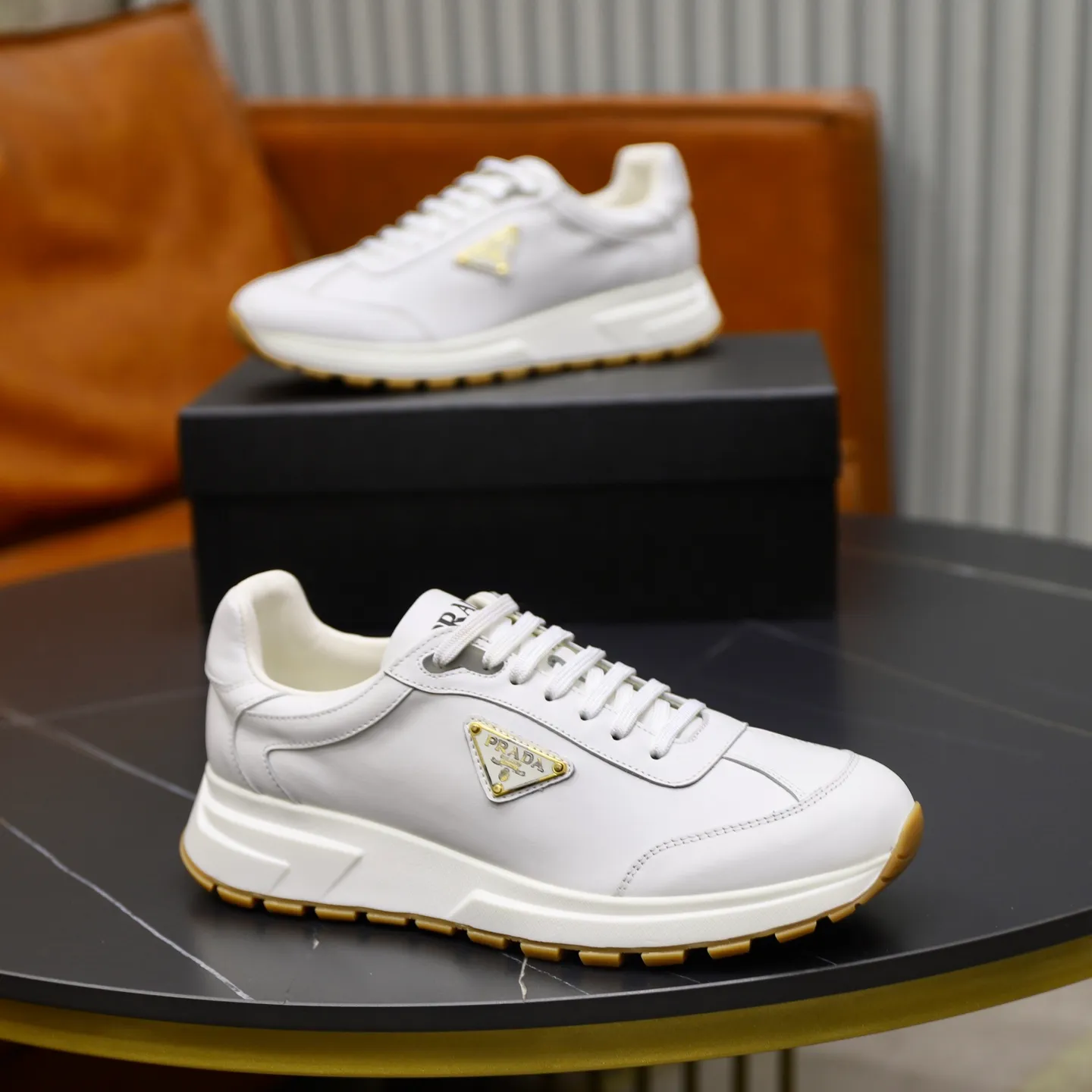 Factory price: 760💰Top original order Brand: PRADA (Prada) Standard code: Men's size 38/44 (45 can be customized) Grade: Same as the official website Material: Original cowhide stitching imported cowhide lining Original combination two-color wear-resistant soft outsole Style category: Leisure and sports version Young fashion European and American trend British style Color: Real picture color